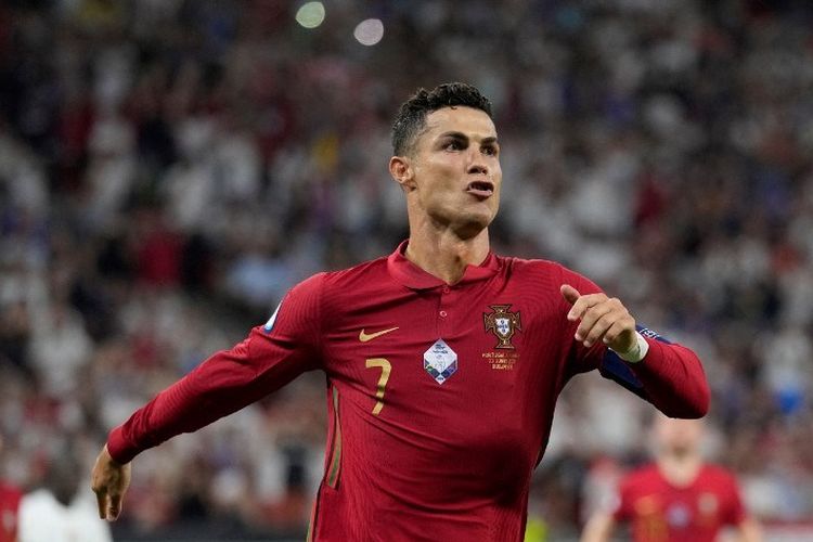 Pemain Portugal Cristiano Ronaldo melakukan selebrasi setelah mencetak gol penalti pada pertandingan UEFA EURO 2020 Group F antara Portugal dan Perancis di Puskas Arena, Budapest 23 Juni 23, 2021. (Photo by Darko Bandic / POOL / AFP)