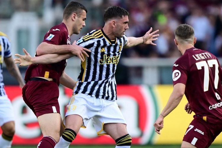 Dusan Vlahovic diapit oleh dua pemain dalam laga pekan ke-32 Liga Italia 2023-2024 bertajuk Derby della Mole antara Torino vs Juventus di Stadion Olimpico Grande Torino, Sabtu (14/4/2024).