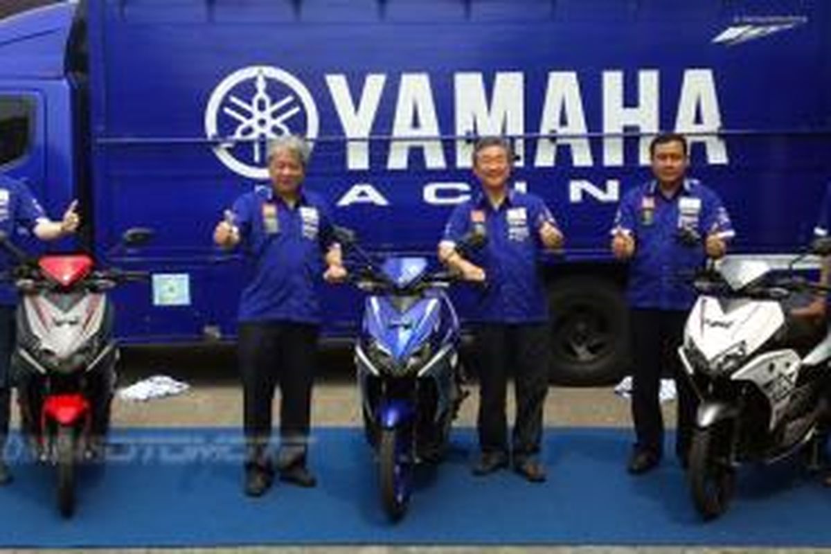 Para direksi Yamaha meluncurkan Aerox langsung di Sirkuit Sentul, Bogor, Senin (18/1/2016).