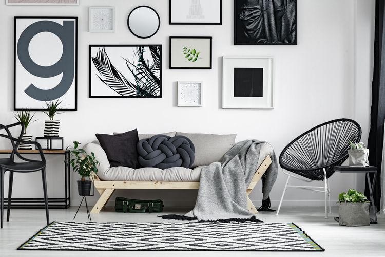 Ilustrasi ruang keluarga dengan warna hitam putih.