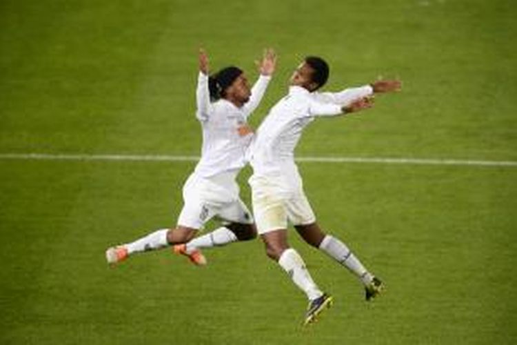Gelandang Atletico Mineiro, Ronaldinho, merayakan golnya dengan rekannya sesuai mencetak gol ke gawang Raja Casablanca pada babak semifinal Piala Dunia Antarklub 2013, Rabu (18/12/2013). 