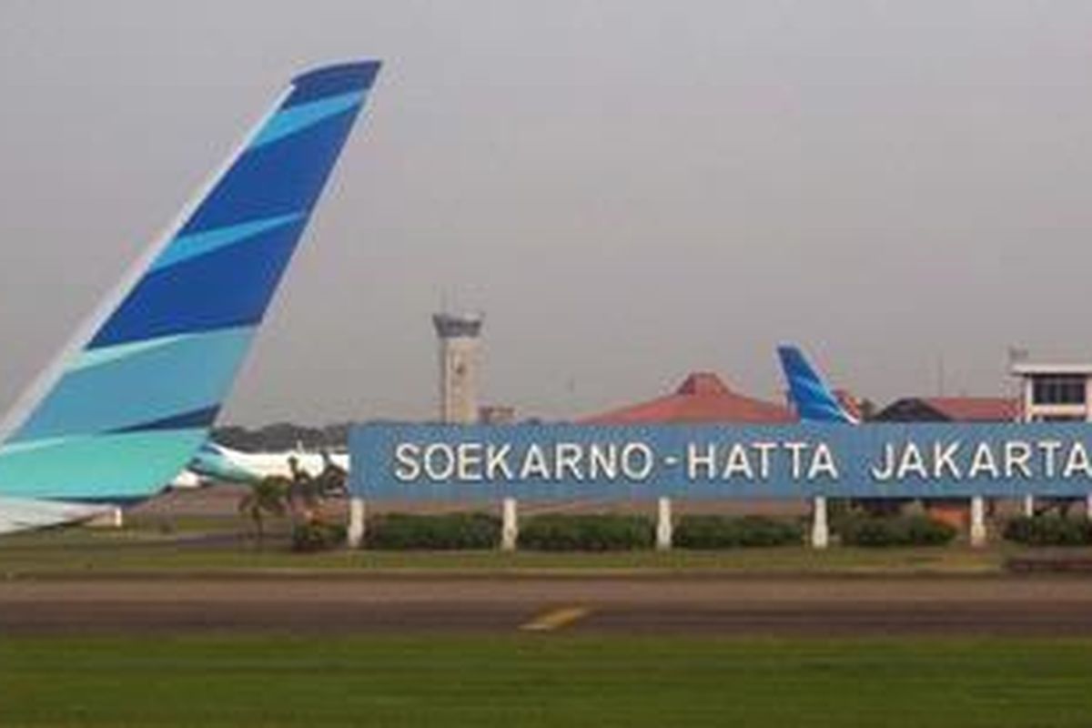 Pesawat mendarat dan siap lepas landas dikontrol menara Air Traffic Control (ATC) Bandara Soekarno Hatta, Cengkareng, Selasa (15/5/2012). ATC Bandara Soekarno Hatta dibagi dalam tiga unit tugas yakni pelayanan take off dan landing, approval control office, dan area control center. 