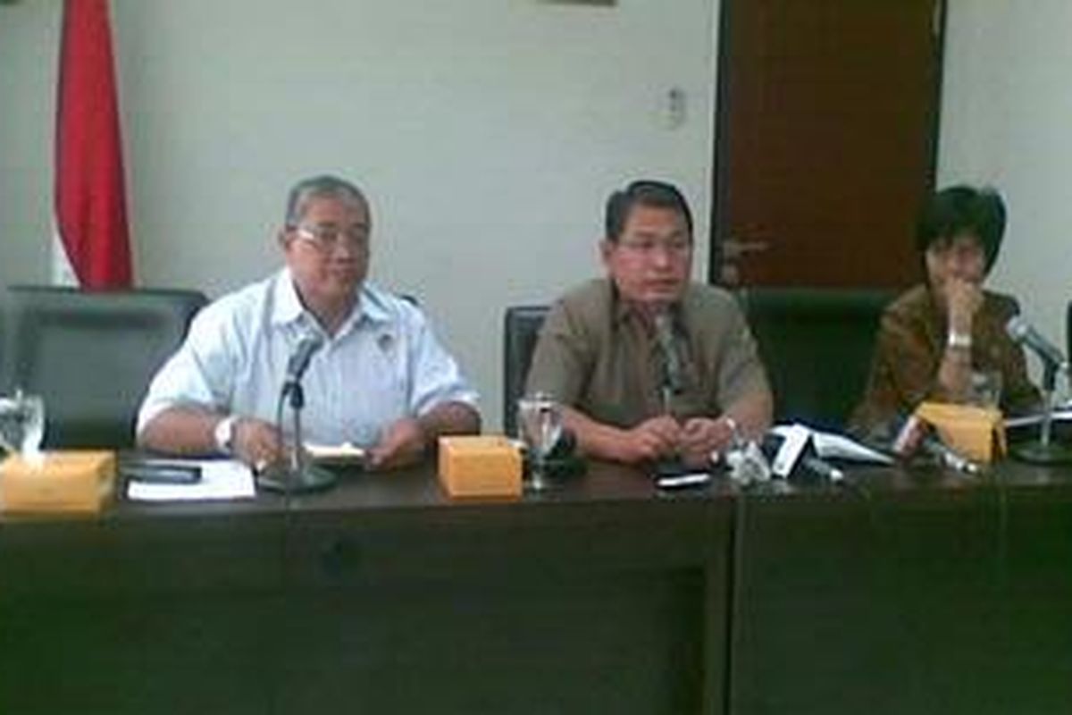 Dalam siaran pers Lembaga Perlindungan Saksi dan Korban (LPSK) Selasa (18/1/2011) di Jakarta, Ketua LPSK Abdul Haris (tengah) mengatakan, angka permohonan saksi dan korban cenderung meningkat dalam tiga tahun terakhir.