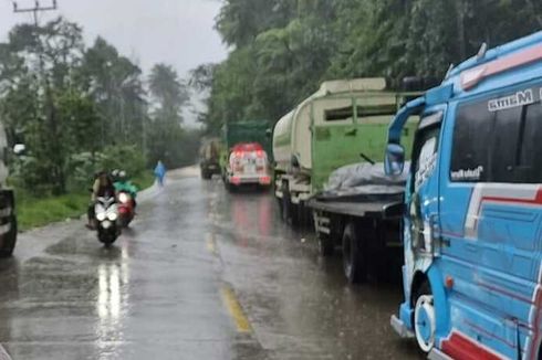 Sitinjau Lauik Kembali Longsor, Jalan Penghubung Padang-Solok Macet Jumat Malam