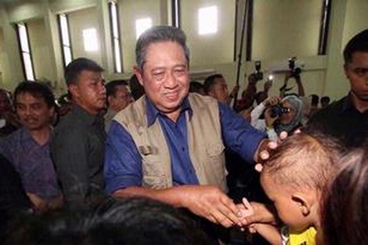 Presiden Susilo Bambang Yudhoyono menyapa warga korban yang mengungsi di GOR Remaja Jakarta Timur, yang mengalami musibah banjir, Minggu (20/1/2013). Badan Nasional Penanggulangan Banjir (BNPB) menyatakan bahwa pengungsi banjir Jakarta telah mencapai 50 ribu jiwa hingga Sabtu (19/1/2013). 