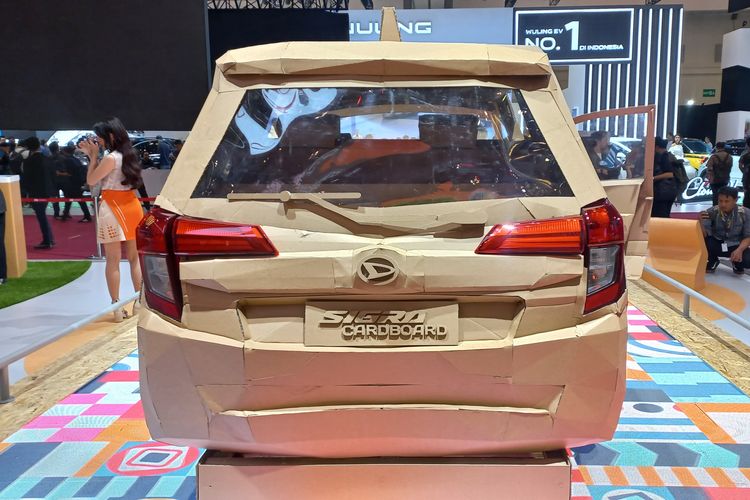 Karya seni Daihatsu Sigra Cardboard di GIIAS 2024