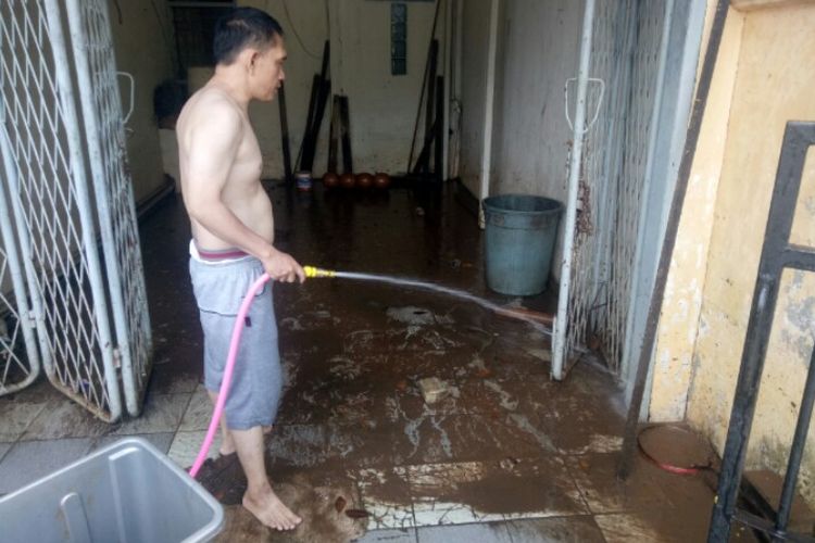 Banjir yang merendam Perumahan Bumi Pamulang Indah (BPI), Tangerang Selatan, mulai surut, Senin (27/1/2020) pagi. Warga pun mulai bersih-bersih pascaair yang merendam rumah mereka masing-masing. 