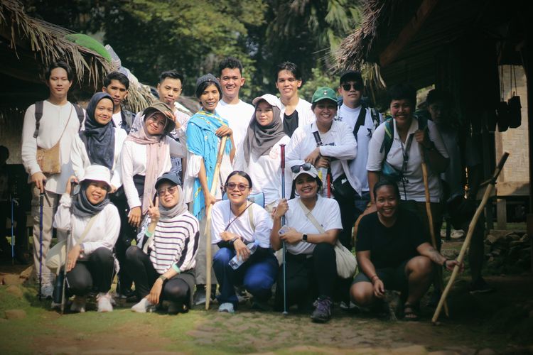 Potret Kompas.com bersama peserta open trip Baduy Dalam, Sabtu (18/5/2024). 