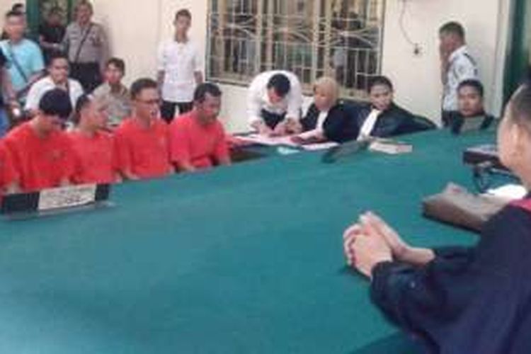 Lima kurir narkoba, lolos dari hukuman mati pada persidangan di PN Medan, Jumat (12/8/2016)