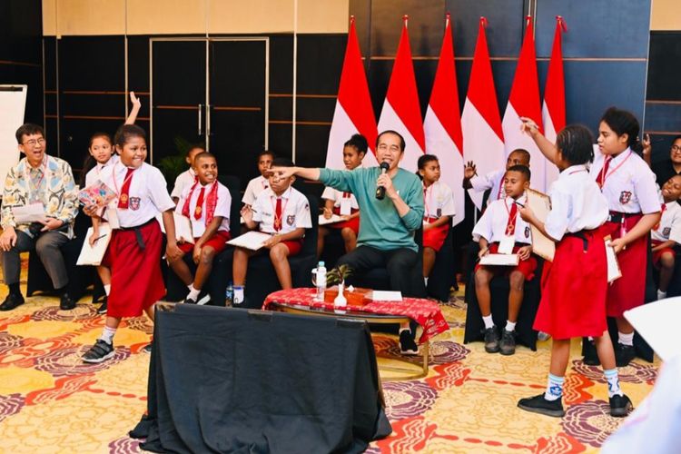 Presiden Joko Widodo saat bertemu dengan anak-anak pelajar Papua di Ballroom Cendrawasih, Swiss-Belhotel, Kota Jayapura, Provinsi Papua pada Jumat (7/7/2023).