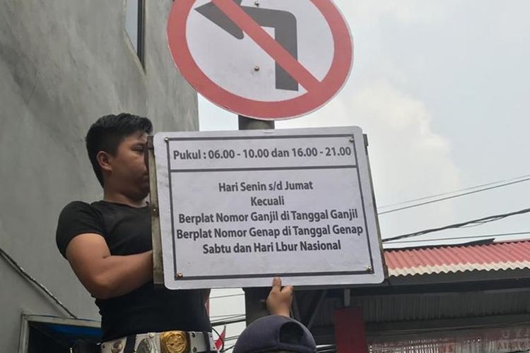 pemasangan rambu-rambu perluasan ganjil-genap di sekitar Jalan Gunung Sahari, Pademangan, Jakarta Utara