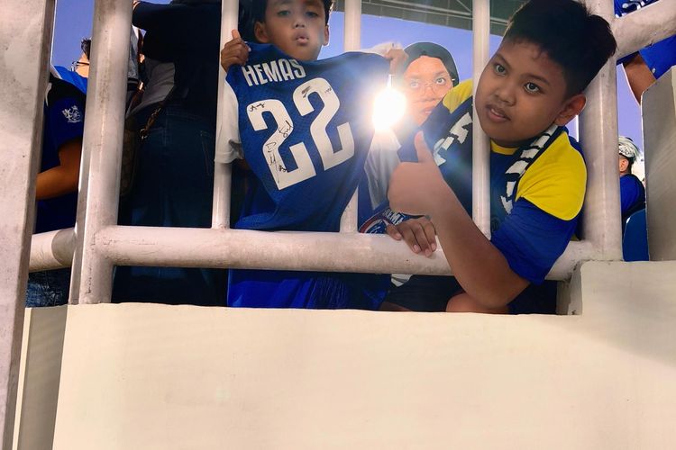 Suporter cilik dari Dendi Santoso Soccer School (DSSS) memamerkan tanda tangan dari pemain Arema FC dan Dewa united pada laga pekan ke-5 Super League 2025-2026 yang berakhir dengan skor 1-2 di Stadion Kanjuruhan Kepanjen, Kabupaten Malang, Sabtu 913/9/2025) sore.