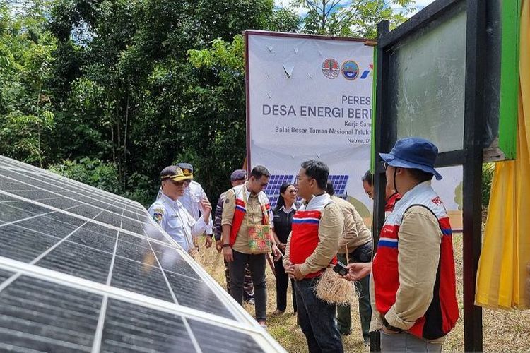 Direktur Operasi Pertamina Foundation Yulius S Bulo berdiskusi dengan Staf Ahli Gubernur Papua Tengah Ukkas seusai peresmian Kampung Akudiomi di Kabupaten Nabire sebagai desa energi berdikari, Rabu (17/7/2024). 