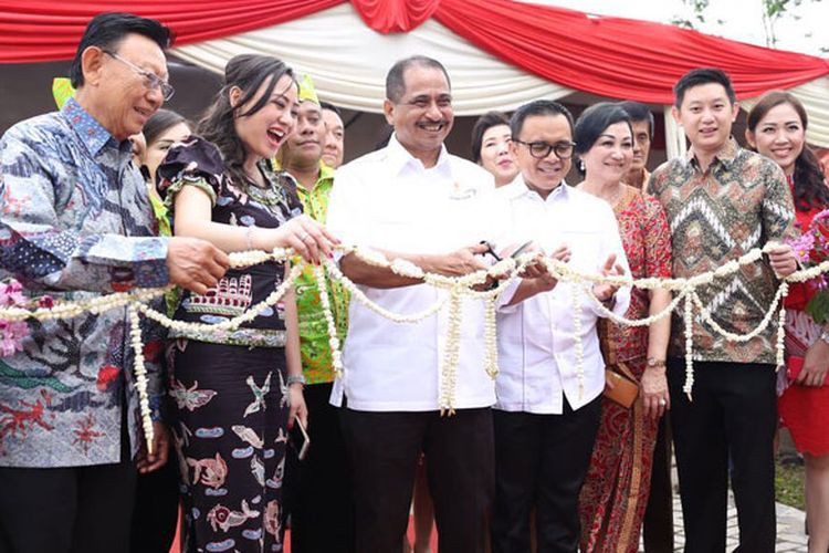 Menteri Pariwisata Arief Yahya didampingi Bupati Banyuwangi Abdullah Azwar Anas meresmikan Harvest Resort and Village di Banyuwangi, Jawa Timur, Sabtu (9/9/2017).