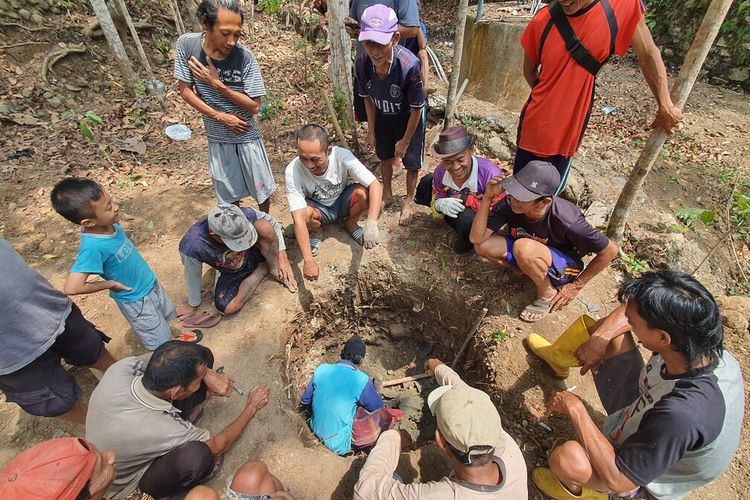 Warga mencari sumber air di Padukuhan Gebang, Pengkol, Nglipar, Gunungkidul, DI Yogyakarta. Kamis (31/8/2023)