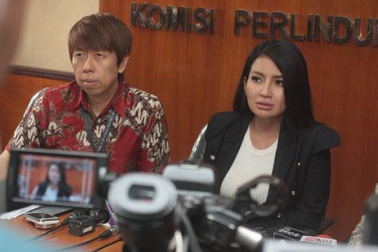 Five Vi Rahmawati didampingi kuasa hukumnya, Henry Indraguna, saat mengadukan permasalahan hak asuh anaknya ke Komisi Perlindungan Anak Indonesia (KPAI), Selasa (2/5/2017). 