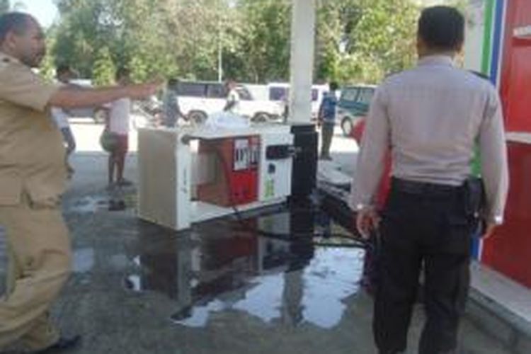 Mesin pemompa Bahan Bakar Minyak (BBM) jenis solar di SPBU 04 Halifehan, Atambua, Kabupaten Belu, NTT roboh setelah dirusaki oleh truk
