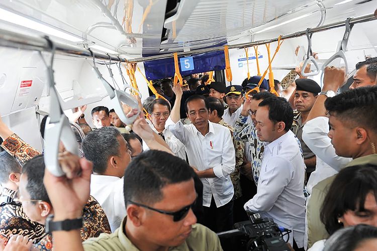 Presiden Joko Widodo (Jokowi) menjajal Moda Raya Terpadu (MRT), rute dari stasiun Bundaran Hotel Indonesia menuju stasiun Lebak Bulus, Jakarta, Selasa (19/3/2019). Jokowi didampingi sejumlah menteri kabinet kerja, Kapolri Jenderal Pol Tito Karnavian, Gubernur DKI Jakarta Anies Baswedan, Wali Kota Tangerang Selatan Airin Rachmy Diani dan Wali Kota Bogor Bima Arya.