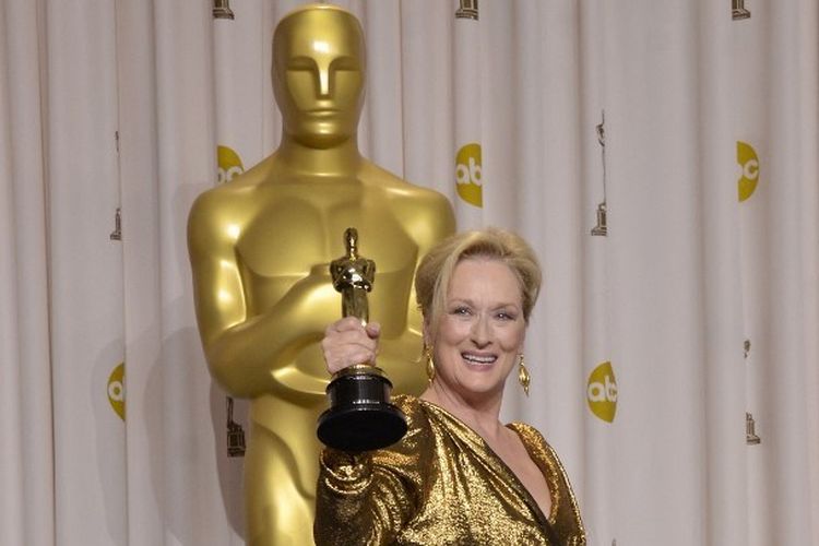 Aktris Meryl Streep mengangkat Piala Oscar sebagai Aktris Terbaik untuk film The Iron Lady pada Academy Awards ke-84 di Hollywood, California, pada 26 Februari 2012.