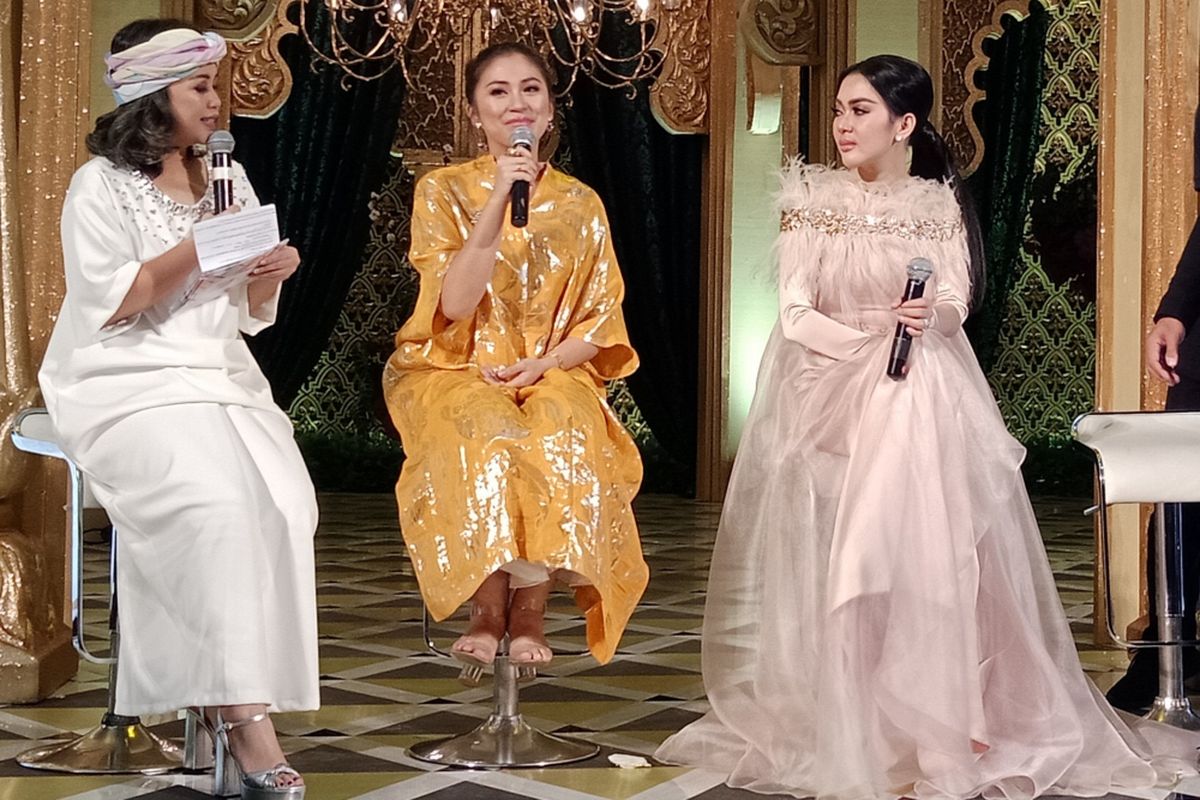 Beauty Influencer Tyna Kanna Mirdad dan Penyanyi Syahrini pada peluncuran The New and Limited Edition LAKME Illuminating Ramadhan Makeup Collection di Senayan City, Senin (28/5/2018).
