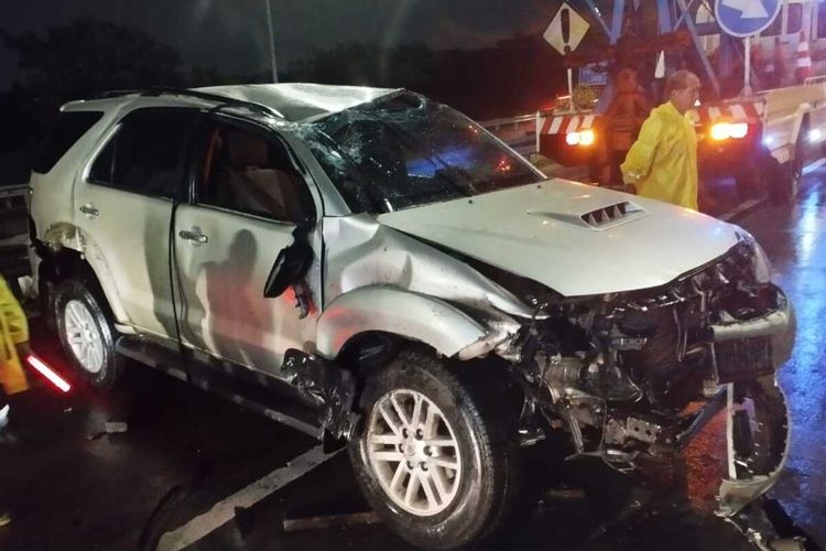 Mobil milik Kades Bettet, Kecamatan Kota Pamekasan, Kabupaten Pamekasan, Jawa Timur yang membawa 5 Kades, mengalami kecelakaan tunggal di tol Waru, Sidoarjo, Jawa Timur, Rabu (18/1/2023). Kelima Kades selamat dan sudah dibawa pulang ke Pamekasan.