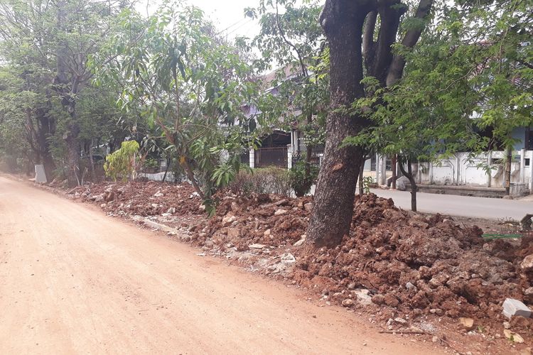 Proyek saluran air di RT 04, RW 09, Kelurahan Penggilingan, Kecamatan Cakung, Jakarta Timur, dikeluhkan karena tak kunjung rampung dan rusak rumah warga, Senin (2/12/2019).