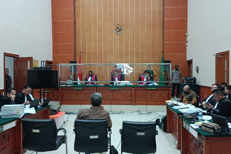 Suasana ruang sidang lanjutan kasus narkoba Teddy Minahasa, saat saksi ahli dosen Bahasa Indonesia di Universitas Negeri Jakarta (UNJ) bernama Krisanjaya ditanya Majelis Hakim, di Pengadilan Negeri Jakarta Barat, Kamis (2/3/2023).