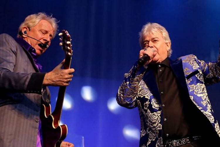 Dua personil Air Supply Graham Russell (kiri) dan Russell Hitchcock (kanan) beraksi saat konser 40th Anniversary-Celebration of Love di Jakarta, Jumat (3/3/2017). Grup soft rock asal Australia, Air Supply membawakan 16 lagu terkenalnya, di antaranya Goodbye, Here I Am, Power of Love, dan Without You.