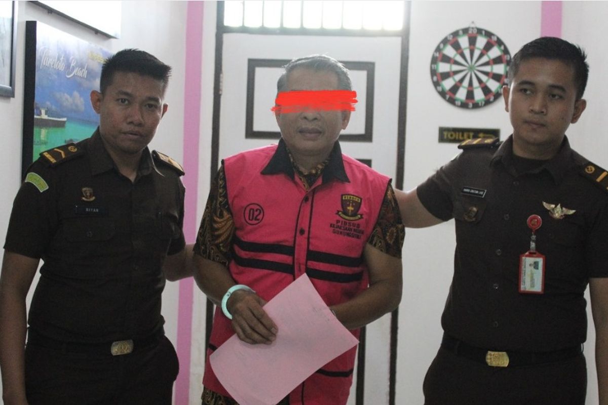 Kejaksaan menahan mantan Kadis Pariwisata dan Kebudayaan Kabupaten Nias Utara, Sumatera Utara inisial FZ pada Rabu (23/9/2025). Dia terlibat korupsi pada pembuatan Grand Design dan Design Engineering Detail (DED) di kawasan wisata di Nias Utara, yang merugikan negara Rp.919.352.000.   