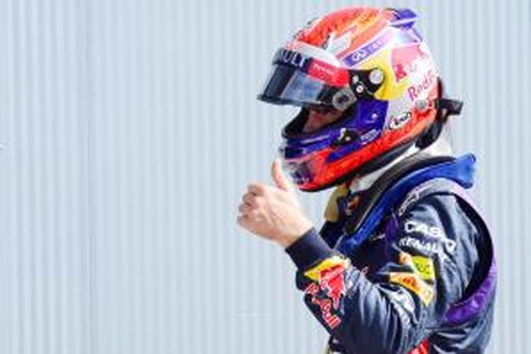 Pebalap Red Bull Racing asal Jerman, Sebastian Vettel, merayakan keberhasilannya mencatat waktu tercepat pada sesi kualifikasi GP Italia, di Sirkuit Monza, Sabtu 97/9/2013).