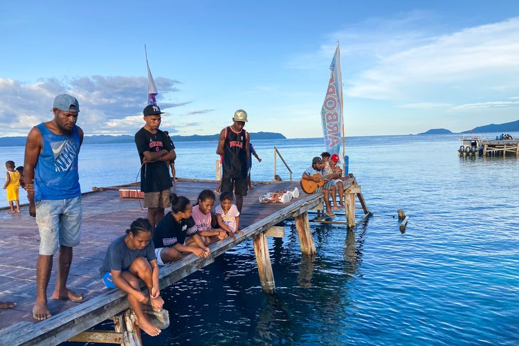 Suasana Desa Wisata Arborek, Kabupaten Raja Ampat, Papua Barat, Selasa (26/10/2021).