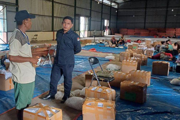 Komisi Pemilihan Umum (KPU) Lamongan mulai menyortir dan melakukan pelipatan surat suara yang bakal digunakan untuk Pemilu 2024, Selasa (2/1/2024).