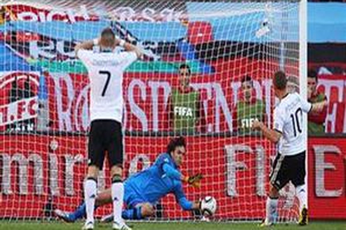 Penyerang Jerman, Lukas Podolski, gagal mengeksekusi hadiah penalti ke gawang Serbia, pada pertandingan penyisihan grup Piala Dunia 2010 Afrika Selatan, Jumat (18/6/2010).