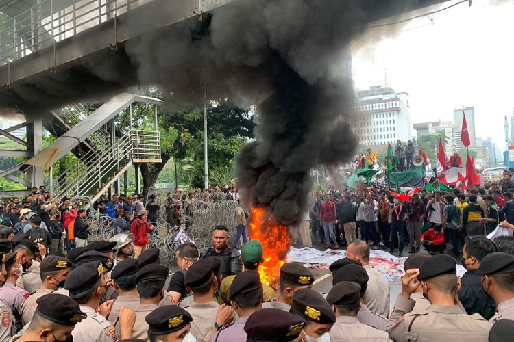 Pengunjuk rasa dari mahasiswa melakukan aksi bahkan ban tepat di bawah JPO Jalan Medan Merdeka Barat, Jakarta Pusat, Kamis (8/9/2022).