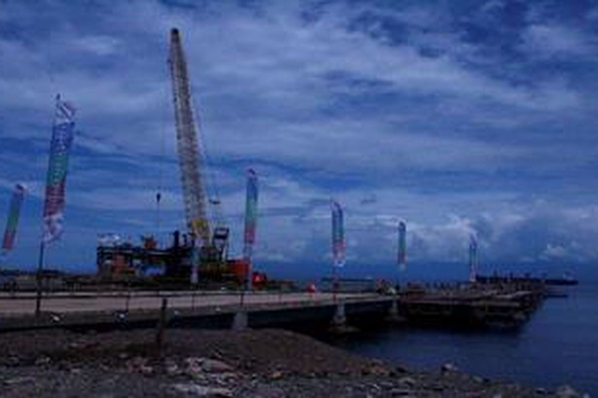Proyek perluasan pabrik feronikel milik PT Antam di Pomalaa, Kolaka, Sulawesi Tenggara beberapa waktu lalu. Tampak bagian dermaga tempat pengapalan produk feronikel sedang dikerjakan. Proyek yang bernilai 450-500 juta dollar AS tersebut ditargetkan rampung pertengahan 2015.

