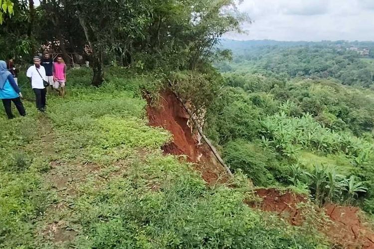 Kepala Desa Gemulung Tonggoh Agus Saefudin menunjukan titik longsor yang terjadi pada Kamis (22/5/2025) siang.