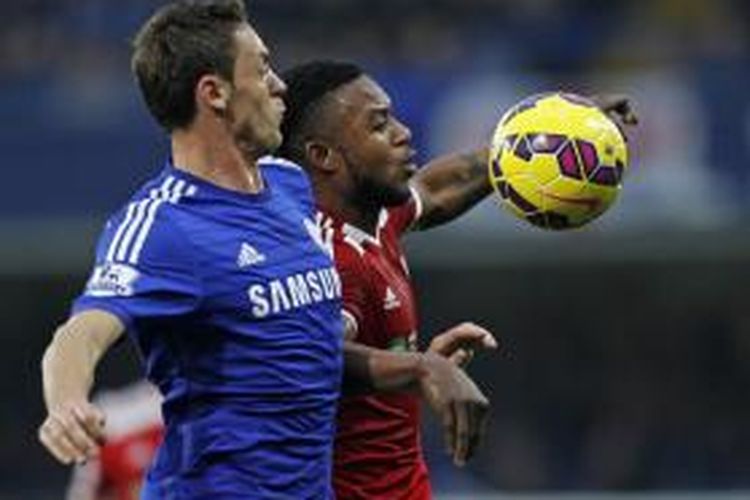 Gelandang Chelsea Nemanja Matic (kiri) berebut bola dengan gelandang West Bromwich Albion Stephane Sessegnon, pada pertandingan Premier League, di Stamford Bridge, 22 November 2014.