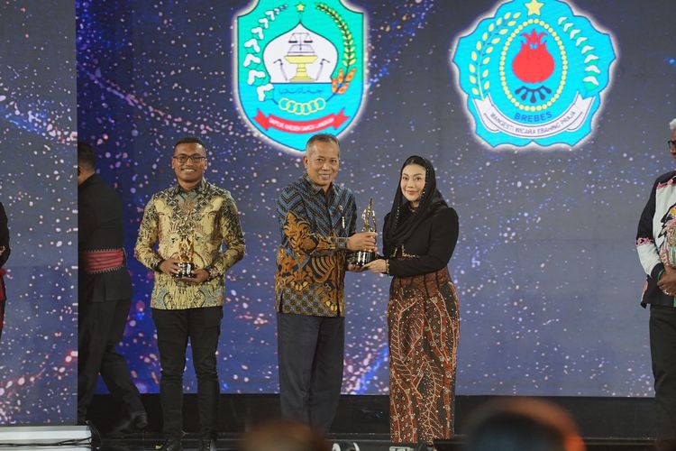 Bawa Telur Asin dan Batik Naik Kelas, Bupati Brebes Sabet Penghargaan Tokoh Peduli UMKM 2026 di Jakarta