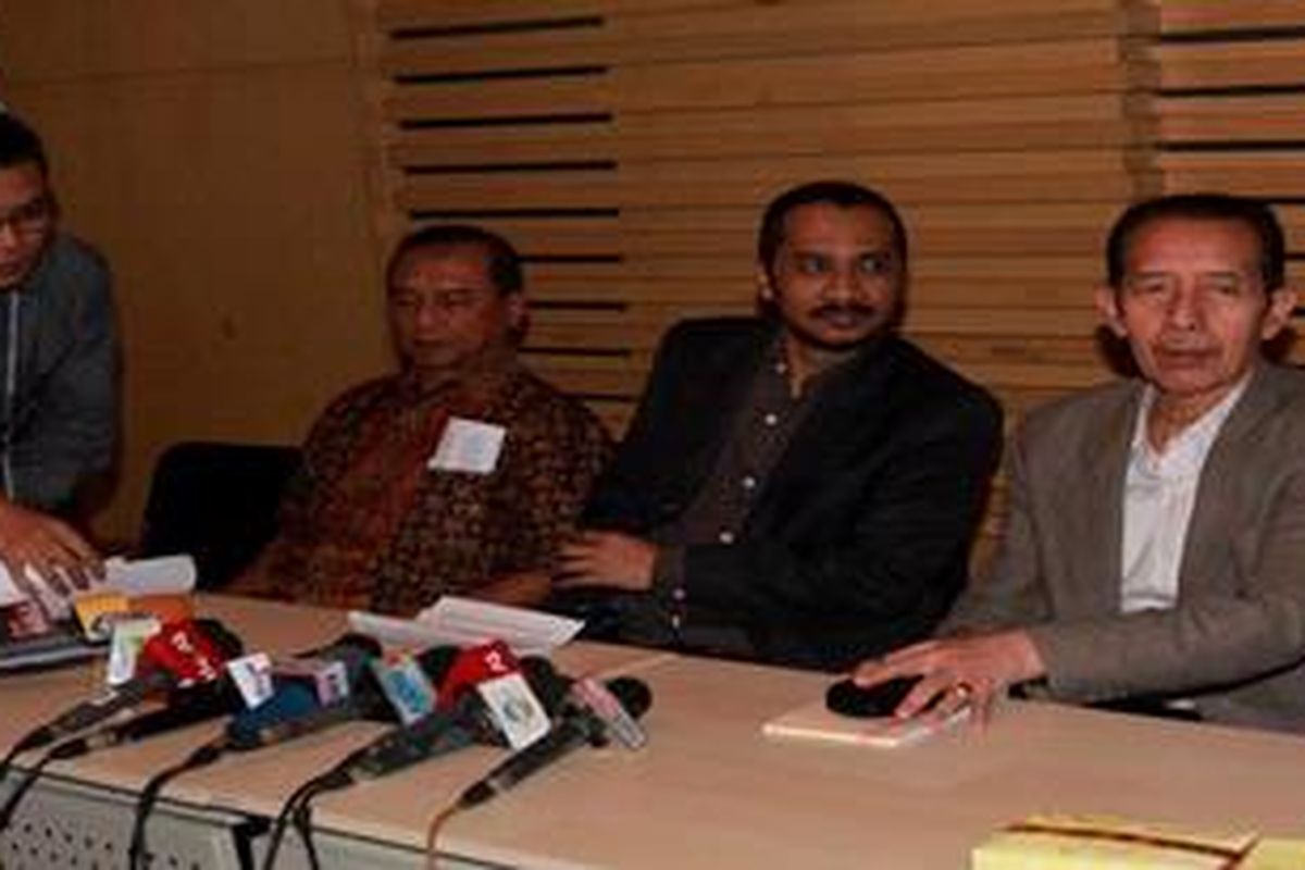 Ilustrasi: Ketua Komisi Pemberantasan Korupsi (KPK) Abraham Samad, (dua dari kanan) didampingi Wakil Ketua KPK Busyro Muqoddas (dua dari kiri) dan Wakil Ketua Zulkarnain (kanan) serta  juru bicara Johan Budi (kiri) memberikan keterangan terkait kinerja 4 bulan Komisi Pembrantasan Korupsi (KPK) di Gedung KPK, Jakarta, Senin (7/5/2012).