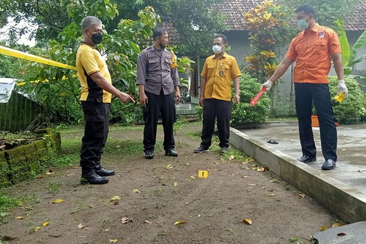 Petugas melakukan olah TKP pembunuhan yang dilakukan oleh Riyanto di Desa Pojok, Kecamatan Wates, Kabupaten Kediri, Jawa Timur, Senin (7/3/2022).