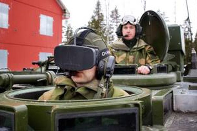 Personel militer Norwegia di dalam tank mereka di sebuah latihan.
