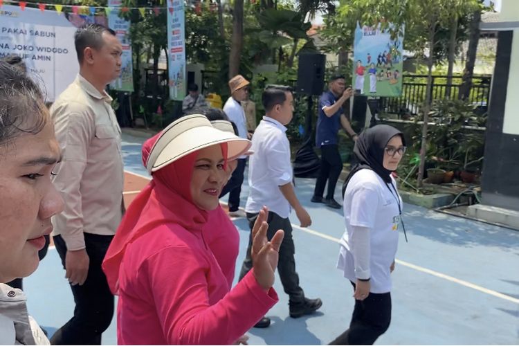 Ibu Negara, Iriana Jokowi saat kunjungi SDN di Surabaya