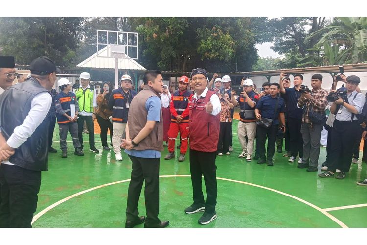 Gus Ipul bersama Seskab Teddy saat mengecek kondisi lapangan olahraga di Sekolah Rakyat Sentra Handayani.
