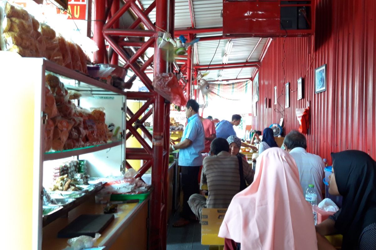 Lapak pedagang kue di Jalan Kramat, Senen, Jakarta Pusat, Jumat (3/5/2019)