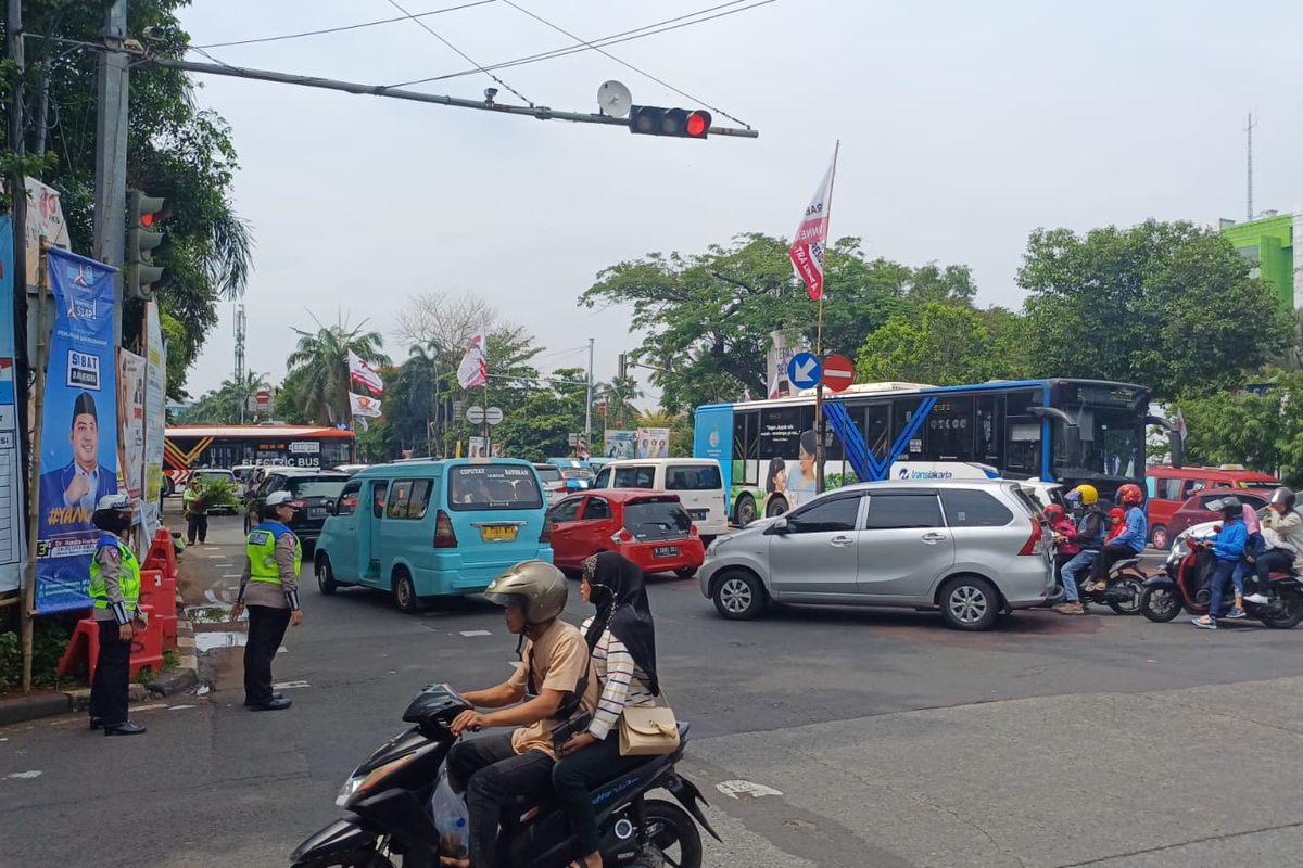 Pengalihan arus lalu lintas di lampu merah Perempatan Kementerian Pertanian, akibat padatnya pintu masuk Kebun Binatang Ragunan, Jakarta Selatan, Senin (1/1/2024).