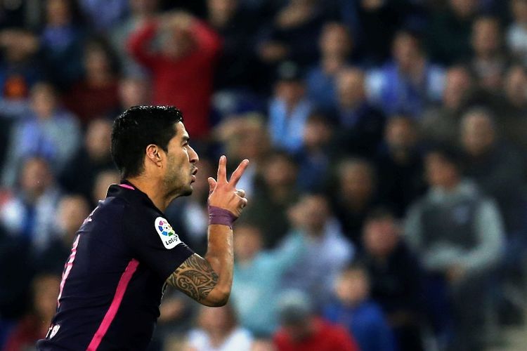 Ekspresi gembira penyerang Barcelona, Luis Suarez, seusai membobol gawang Espanyol pada 29 April 2017.  