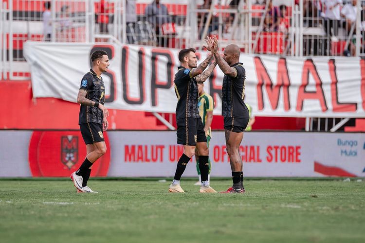 Pemain Malut United merayakan gol