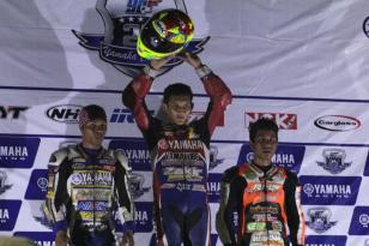 Podium kelas YCR1 (Bebek Tune Up 125 cc Seeded) race malam seri ke-7 Yamaha Cup Race di Makassar, Sabtu (27/9/2014).