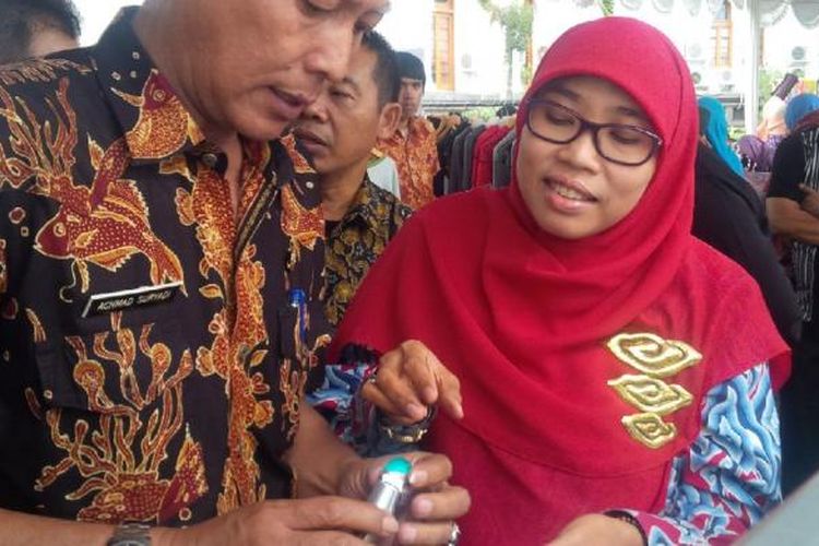 Istri Gubernur Jawa Barat, Netty Prasetyani Heryawan tengah memilih batu akik. 