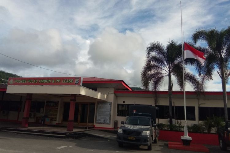 Bendera setengah taing di Pasang di Kantor Polres Pulau Ambon dan Puau-Pulau Lease, Jumat (1/2/2019). pengibaran bendera setengah tiang ini sebagai bentuk penghormatan terhadap mantan Kapolri Jenderal Awaloedin Jamin yang wafat pada Kamis kemarin